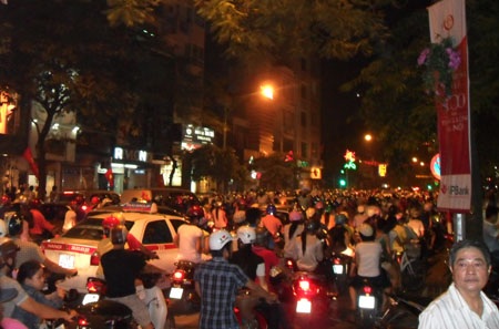 Kẹt cứng đêm đầu tiên Đại lễ - 1