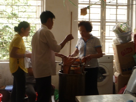 Sinh viên Bách khoa làm thuốc nhuộm từ lá cây - 2