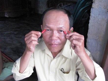 Hai “dị nhân” ăn ớt, bôi ớt vào mắt, tắm bằng… nước ớt - 3 Hai “dị nhân” ăn ớt, bôi ớt vào mắt, tắm bằng… nước ớt - 3