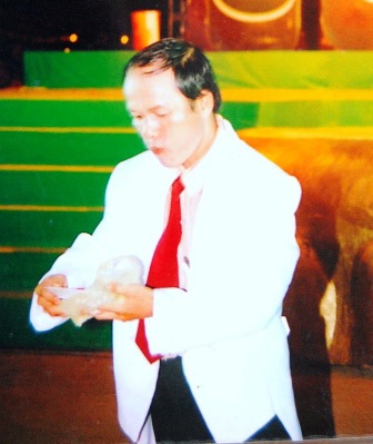 Hai “dị nhân” ăn ớt, bôi ớt vào mắt, tắm bằng… nước ớt - 4 Hai “dị nhân” ăn ớt, bôi ớt vào mắt, tắm bằng… nước ớt - 4