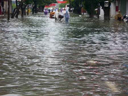 Huế chìm trong biển nước - 9