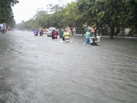 Huế chìm trong biển nước - 1