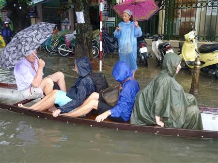 Huế chìm trong biển nước - 3