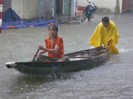 Huế chìm trong biển nước - 4