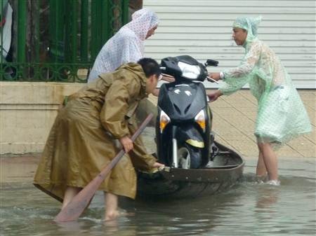 Huế chìm trong biển nước - 5