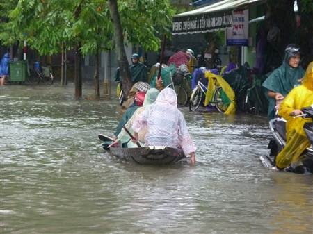 Huế chìm trong biển nước - 6