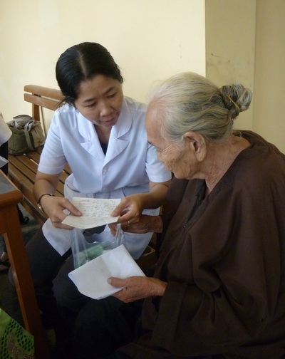 200 người nghèo được khám bệnh và nhận quà - 1 200 người nghèo được khám bệnh và nhận quà - 1