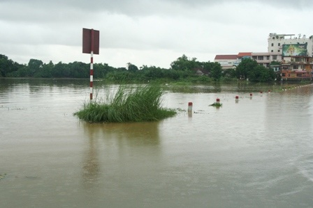 Nước lụt “ngấp nghé” tấn công cố đô Huế - 3 Nước lụt “ngấp nghé” tấn công cố đô Huế - 3