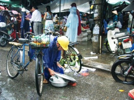 Nước lụt “ngấp nghé” tấn công cố đô Huế - 9 Nước lụt “ngấp nghé” tấn công cố đô Huế - 9