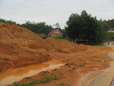 Lũ lớn gây nguy cơ vỡ đập thuỷ điện Hố Hô  - 1