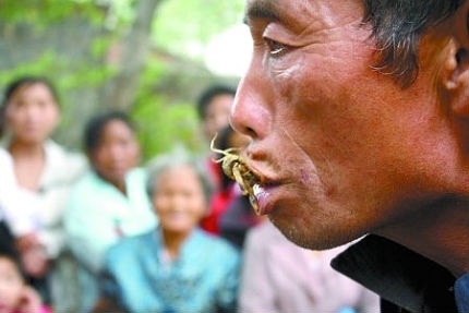 Người đàn ông “nghiện” bọ cạp sống - 1 Người đàn ông “nghiện” bọ cạp sống - 1
