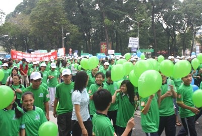 Hơn 5.000 người đi bộ “vì thành phố văn minh, hiện đại” - 1
