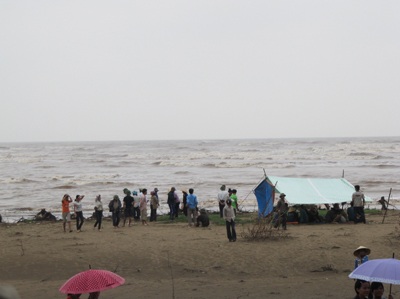 Đi nhặt ve chai, một học sinh bị sóng cuốn trôi - 1