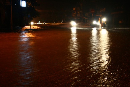 Mưa lớn gây ngập lụt khắp nơi - 7