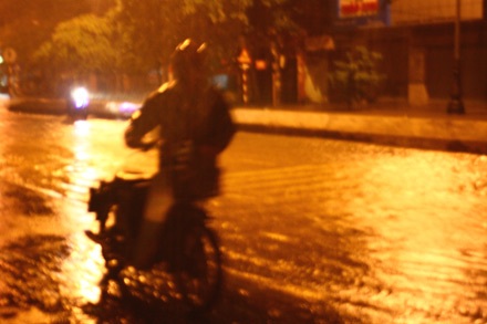 Mưa lớn gây ngập lụt khắp nơi - 8