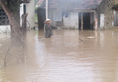 Mưa lớn gây ngập lụt khắp nơi - 4