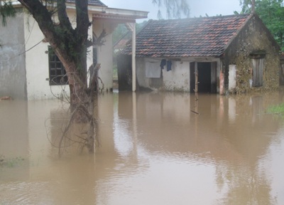 Mưa lớn gây ngập lụt khắp nơi - 3