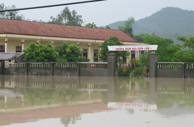 Mưa lớn gây ngập lụt khắp nơi - 6