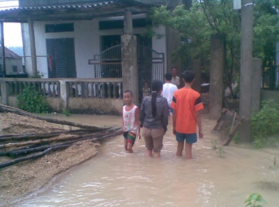 Mưa lớn gây ngập lụt khắp nơi - 5