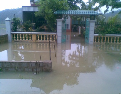 Mưa lớn gây ngập lụt khắp nơi - 2