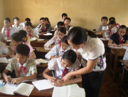 Khóe mắt cay cay trước cảnh thiếu thốn của 2 chị em mồ côi - 1