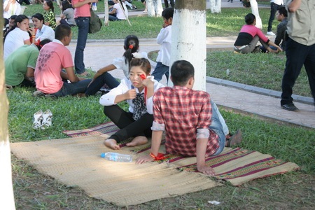 "Ăn - Ngủ" bên góc Hồ Gươm - 2