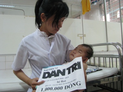 Hai bé bị bỏ rơi đáng thương được bạn đọc “sưởi ấm” - 2 Hai bé bị bỏ rơi đáng thương được bạn đọc “sưởi ấm” - 2