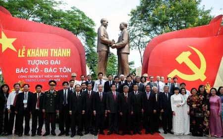 Khánh thành tượng đài Bác Hồ - Bác Tôn tại công viên Thống Nhất - 1