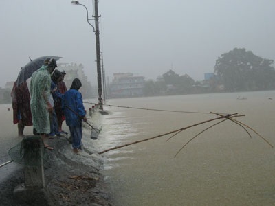 Huế: Lũ lên nhanh, nhiều nơi ngập nặng - 4