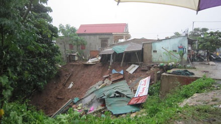 Sạt lở đất nghiêm trọng vùi lấp một gia đình - 1 Sạt lở đất nghiêm trọng vùi lấp một gia đình - 1