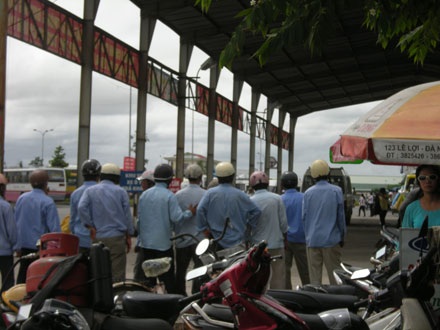 “Bắn khách” và chuyện nghề của giới xe ôm - 1 “Bắn khách” và chuyện nghề của giới xe ôm - 1