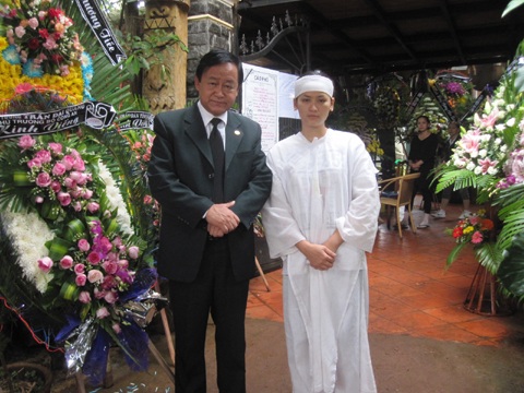 Siu Black khóc lặng khi đến viếng Y Moan - 7 Siu Black khóc lặng khi đến viếng Y Moan - 7