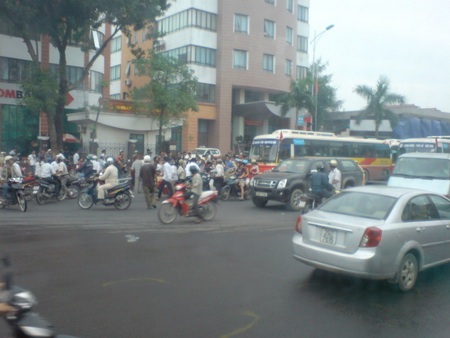 Thoát chết khi chui vào gầm xe buýt - 1