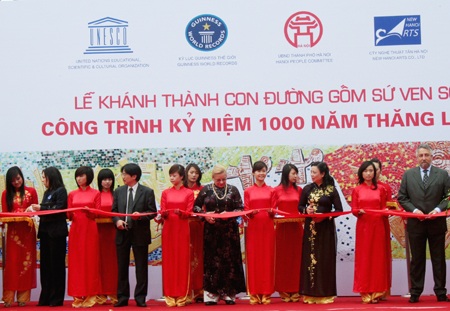 Con đường gốm sứ đón nhận kỷ lục Guinness thế giới - 1