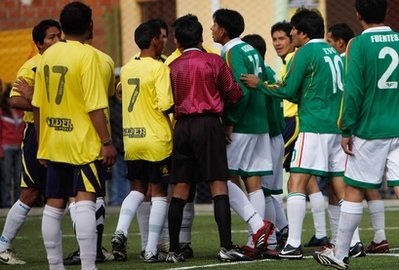 Tổng thống Bolivia lên gối đối thủ chơi bóng đá - 1 Tổng thống Bolivia lên gối đối thủ chơi bóng đá - 1