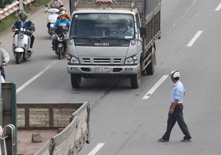 Người đi bộ “quên” luật giao thông - 2 Người đi bộ “quên” luật giao thông - 2
