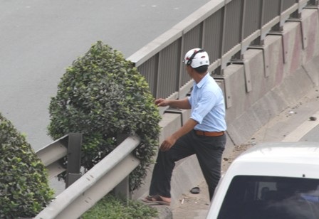 Người đi bộ “quên” luật giao thông - 3 Người đi bộ “quên” luật giao thông - 3