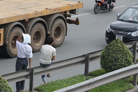 Người đi bộ “quên” luật giao thông - 6 Người đi bộ “quên” luật giao thông - 6