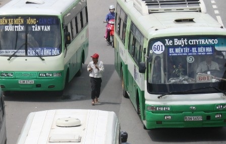 Người đi bộ “quên” luật giao thông - 1 Người đi bộ “quên” luật giao thông - 1