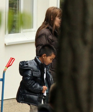 Angelina và các con làm quen cuộc sống mới tại Hungary - 4 Angelina và các con làm quen cuộc sống mới tại Hungary - 4