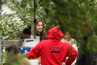 Angelina và các con làm quen cuộc sống mới tại Hungary - 2 Angelina và các con làm quen cuộc sống mới tại Hungary - 2