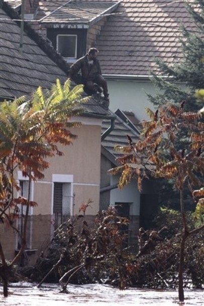 Lũ bùn hóa chất nhấn chìm nhiều thị trấn, 2 người chết - 4 Lũ bùn hóa chất nhấn chìm nhiều thị trấn, 2 người chết - 4