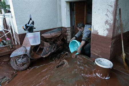Lũ bùn hóa chất nhấn chìm nhiều thị trấn, 2 người chết - 6 Lũ bùn hóa chất nhấn chìm nhiều thị trấn, 2 người chết - 6