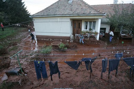 Lũ bùn hóa chất nhấn chìm nhiều thị trấn, 2 người chết - 7 Lũ bùn hóa chất nhấn chìm nhiều thị trấn, 2 người chết - 7