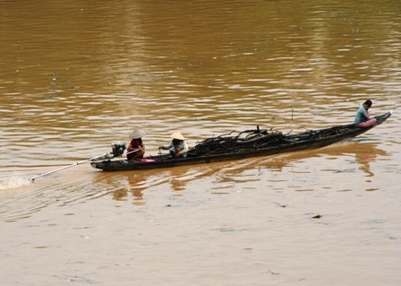 Lặn ngụp mưu sinh ngày lũ - 2