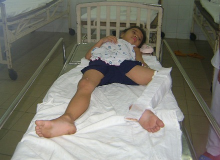 Tường sập đè bị thương 3 học sinh lớp 1 - 1