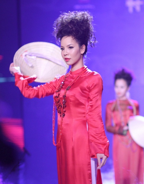 Mai Phương Thúy diện áo dài 100m - 13