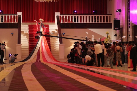 Mai Phương Thúy diện áo dài 100m - 2