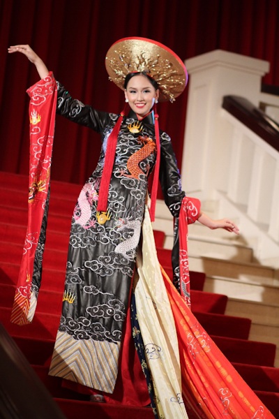 Mai Phương Thúy diện áo dài 100m - 1