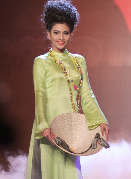 Mai Phương Thúy diện áo dài 100m - 16